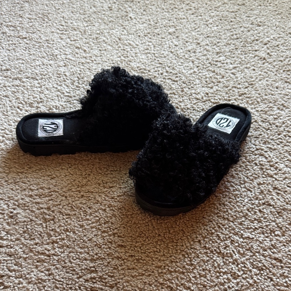 Women's Black Fuzzy Slippers
